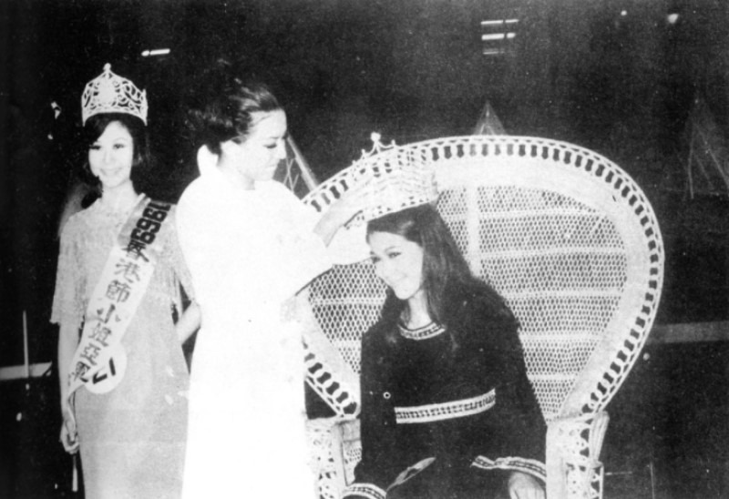 圖為1969年第一屆香港節小姐的加冕儀式，得奬佳麗代後來更代表香港到大阪出席1970年的世界博覽會。（圖片來源：香港記憶／政府新聞處）