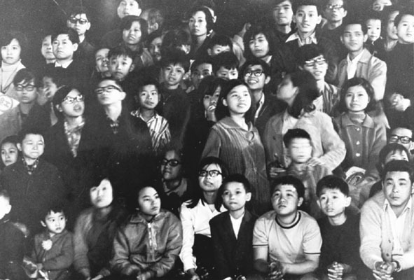 1969年市民聚精會神欣賞香港節的表演。（圖片來源：政府檔案處）