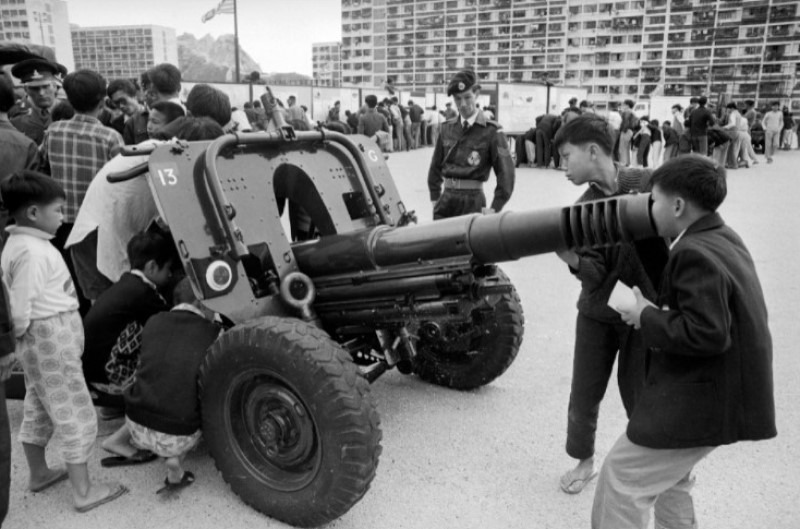 當時香港節活動由地區性到全港性都有,圖為1971年在慈雲山舉行的軍械展覽,英軍展示多款坦克、直昇機及大炮等。(圖片來源:香港記憶/政府新聞處) 當時香港節活動由地區性到全港性都有,圖為1971年在慈雲山舉行的軍械展覽,英軍展示多款坦克、直昇機及大炮等。(圖片來源:香港記憶/政府新聞處)