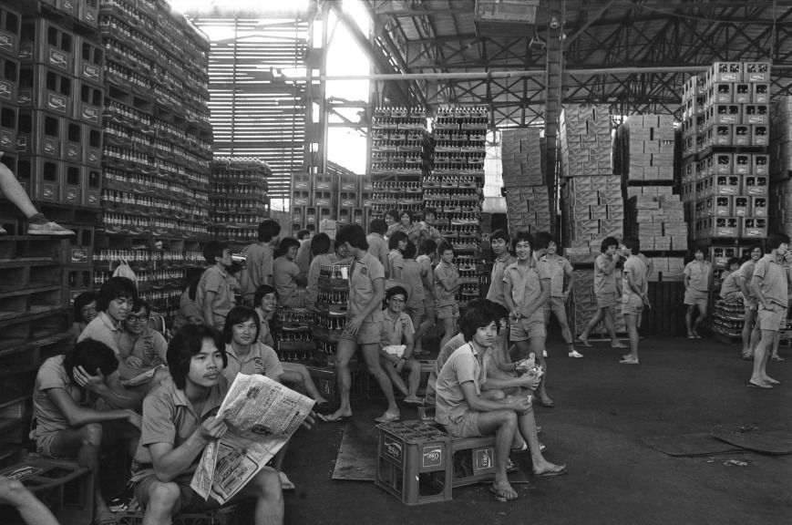 70年代太古可口可樂廠的送貨工人。圖片攝於1978年，當時他們正在爭取加薪，希望每箱可樂的運送佣金可以增加1毫。（圖片來源：Getty）
