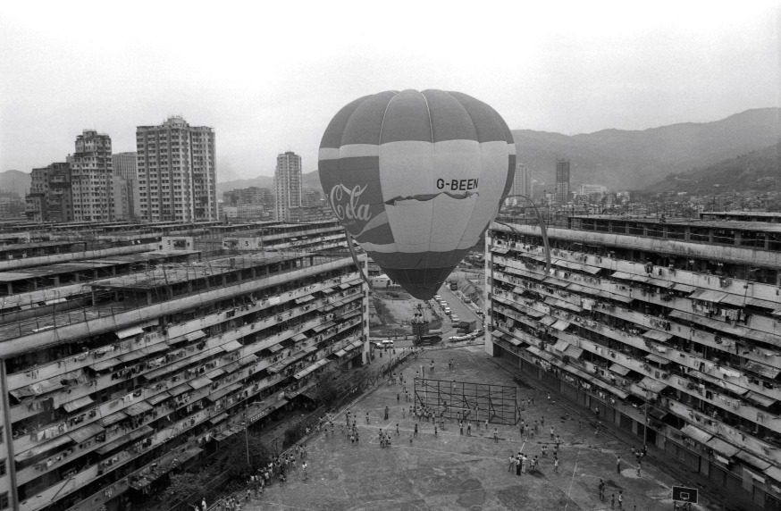 1977年代在葵涌邨望向大窩口方向，球場上升起巨型的可口可樂熱氣球。（圖片來源：Getty）