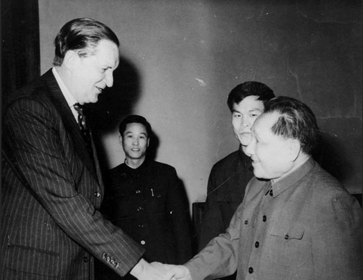 1979年港督麥理浩訪京，與鄧小平會面，為香港前途談判揭開帷幕。此後中英雙方交往愈見頻密，而新華社香港分社與港督的聯繫，亦更加緊密。（網上圖片）