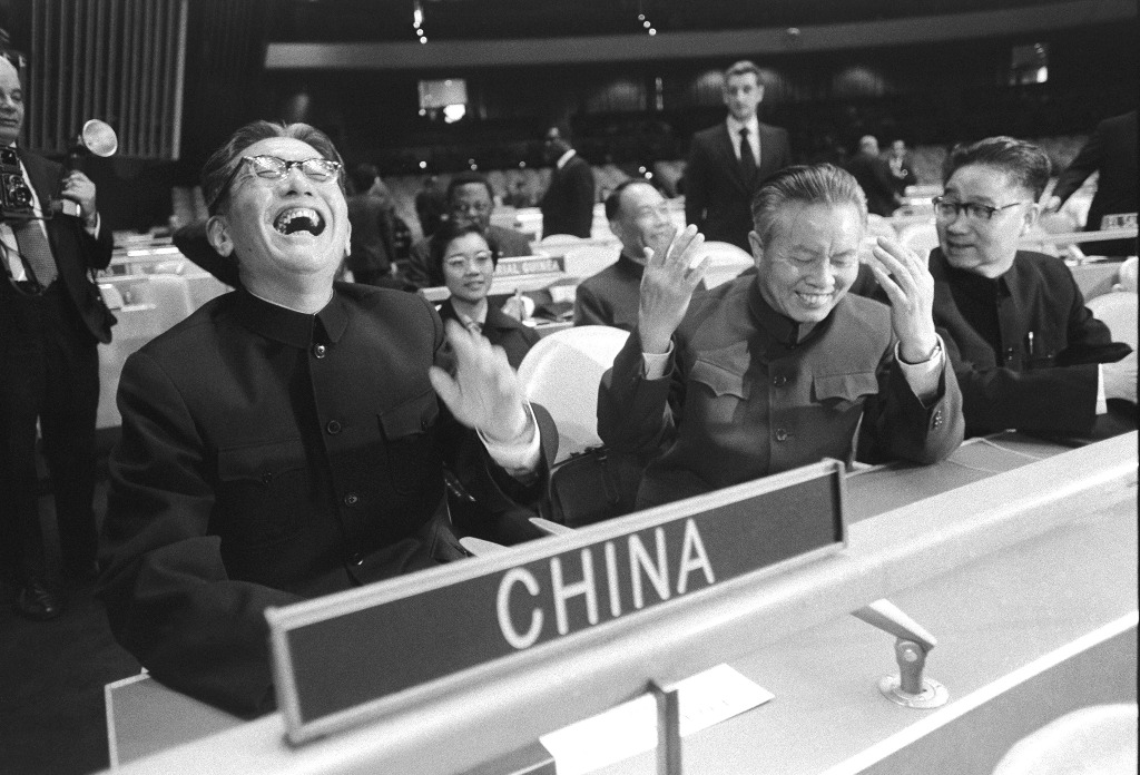 喬冠華（左一）是新華社香港分社的第一任社長，曾於1947至1949年領導新華社香港分社工作，他後來成為外交部長。1971年中國恢復聯合國的合法席位，喬冠華率領中國代表團出席聯合國會議，其仰頭大笑一刻，成為歷史定格，拍攝這張經典照片的記者後來更獲頒普立茲新聞攝影獎。（圖片來源：視覺中國）