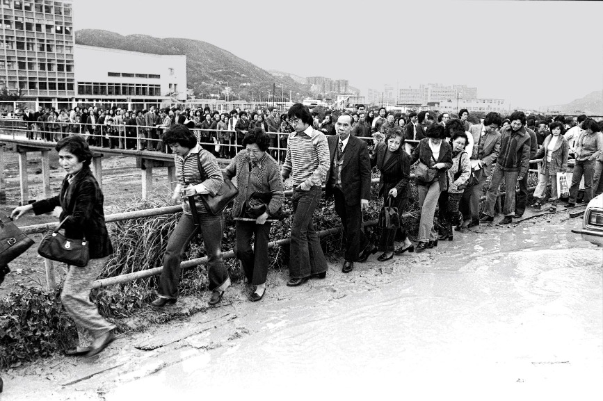 1979年農曆年初三，市民沿沙田城門河排隊進入車公廟。（圖片來源：Getty）