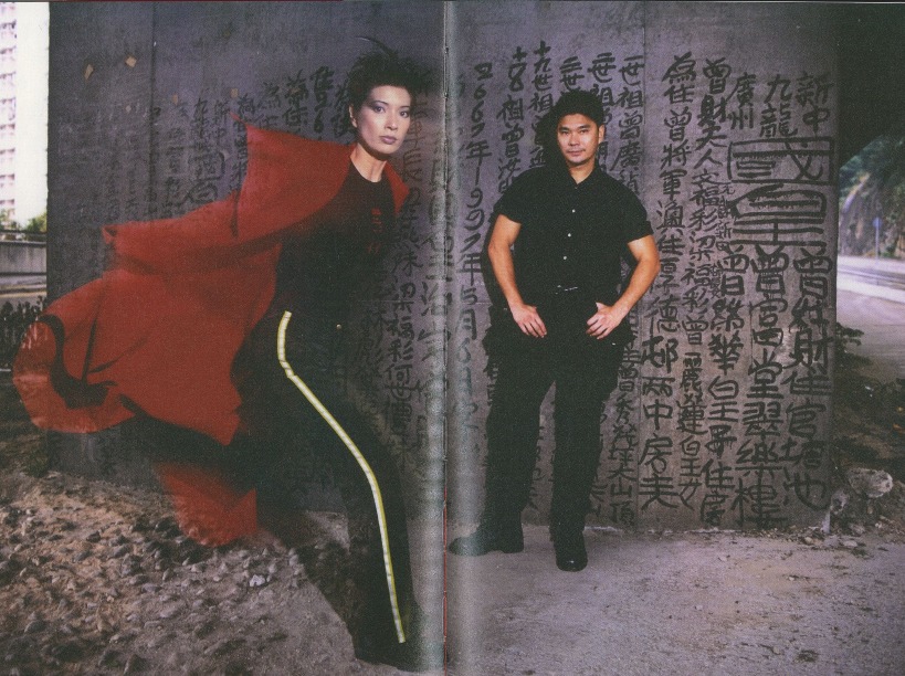 鄧達智與模特兒隻雙為「九龍皇帝」系列作品留影。