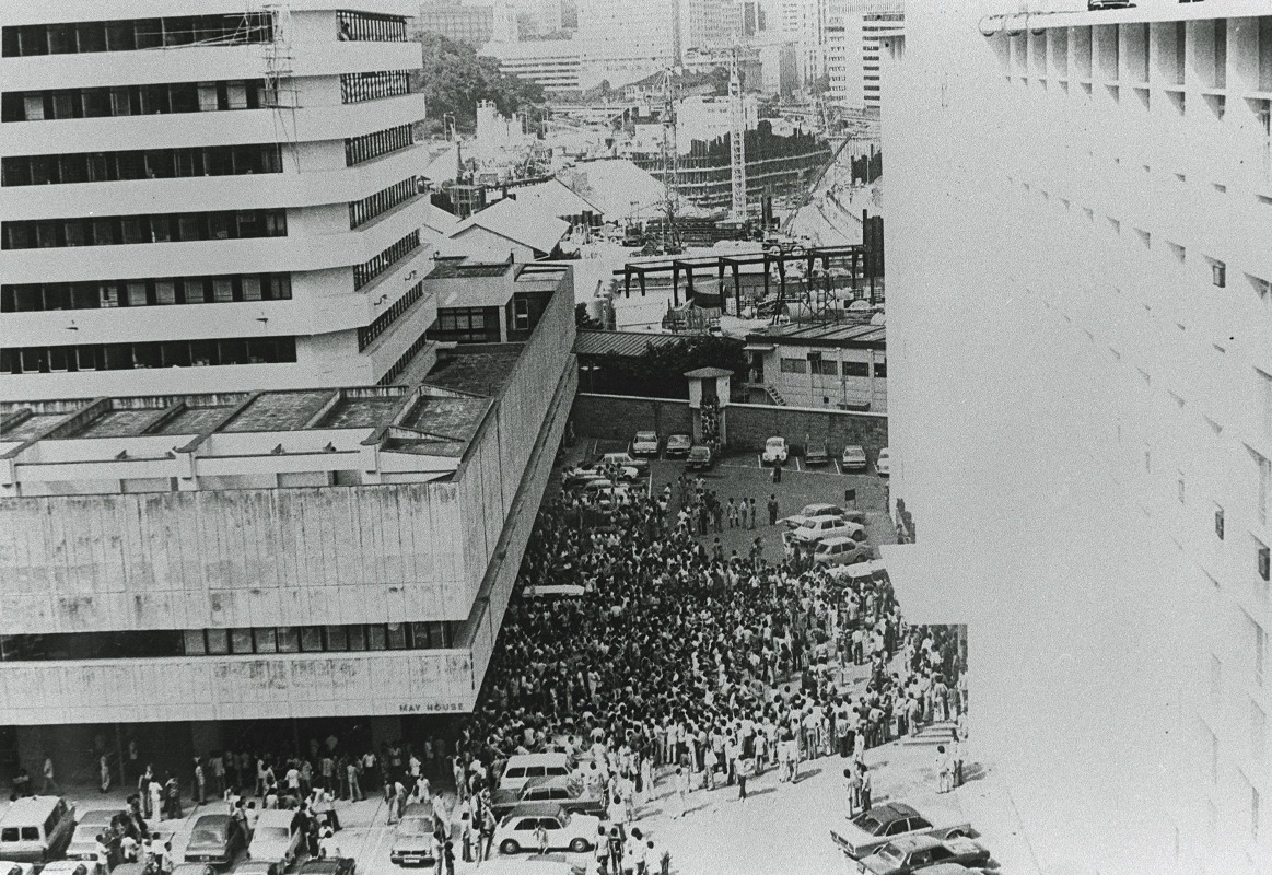 1977年10月，約4,000名休班警員及家屬在香港警總門外集會，指控廉署逼害警員。（圖片來源：Getty）