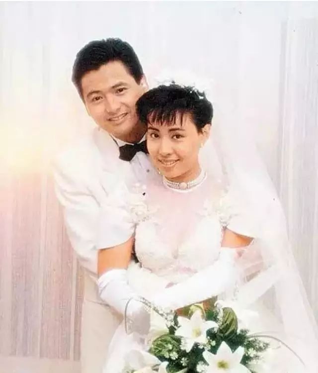 拍攝完《秋天的童話》第二天，周潤發向女朋友陳薈蓮（即發嫂）說結婚。（網上圖片）