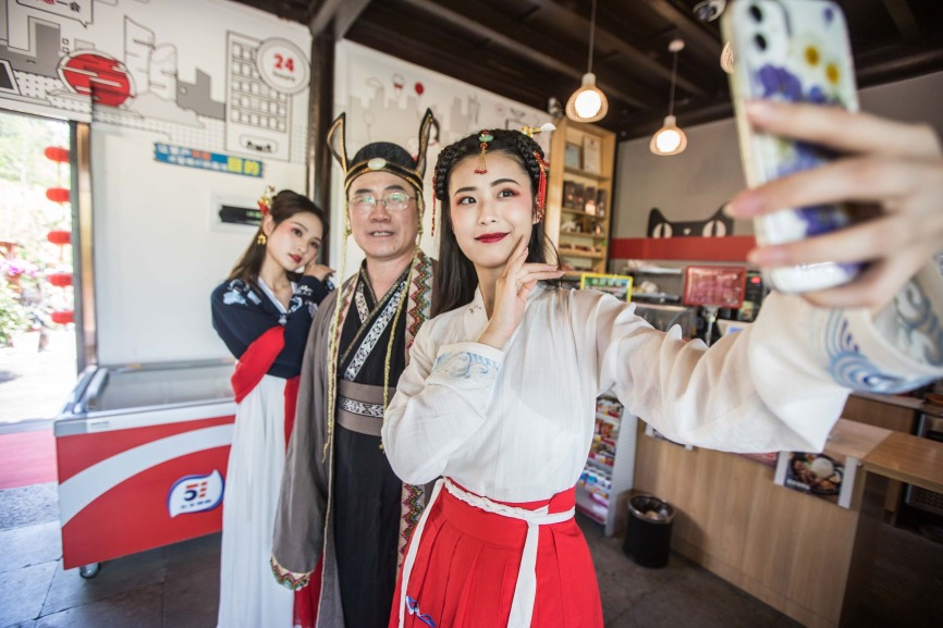 近年穿漢服成為一種潮流，在杭州就有一名小店老闆把店子及後園打造得古色古香，甚至穿上漢服營業，吸引不少旅客前來找他「打卡」。（圖片來源：視覺中國）
