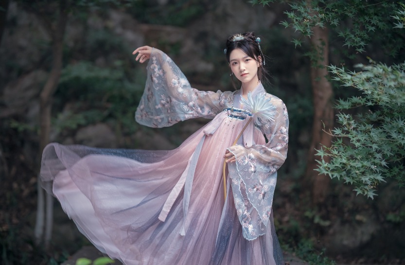 漢服雖然是源自古代的服裝,但當漢服來到了現代,原來也有其時尚潮流,隨着年度、季節變更,當下流行的漢服種類也會有所不同。(圖片來源:視覺中國) 漢服雖然是源自古代的服裝,但當漢服來到了現代,原來也有其時尚潮流,隨着年度、季節變更,當下流行的漢服種類也會有所不同。(圖片來源:視覺中國)
