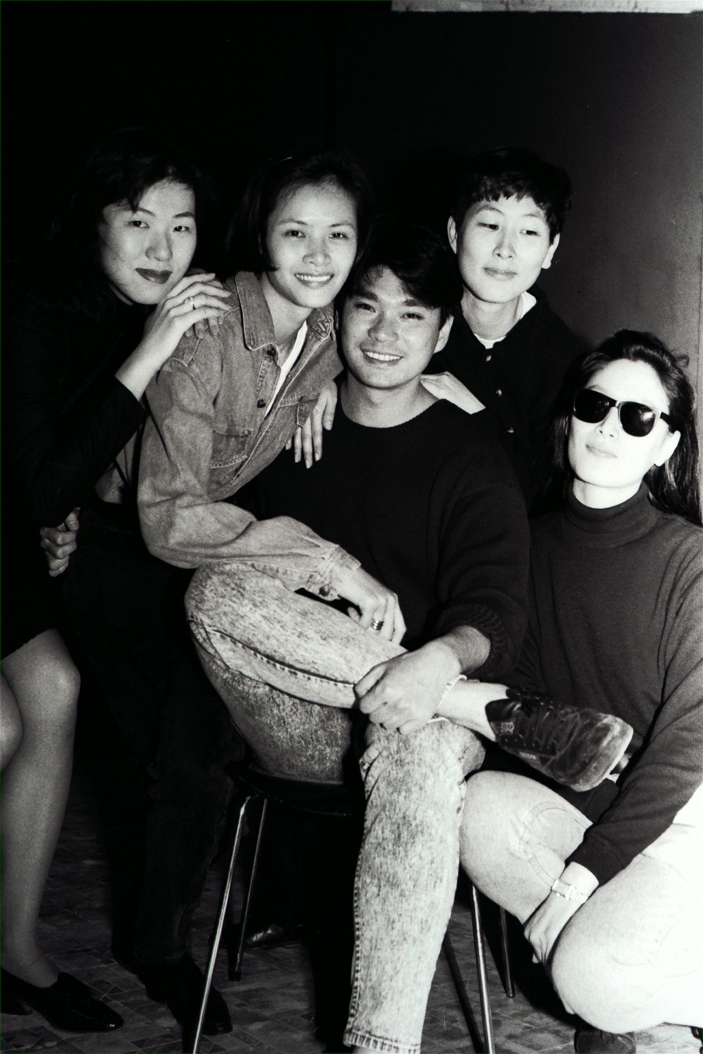 圖片攝於1990年，本地著名時裝設計師鄧達智與模特兒馬詩慧（左二）和琦琦（戴墨鏡）。（圖片來源：南華早報）