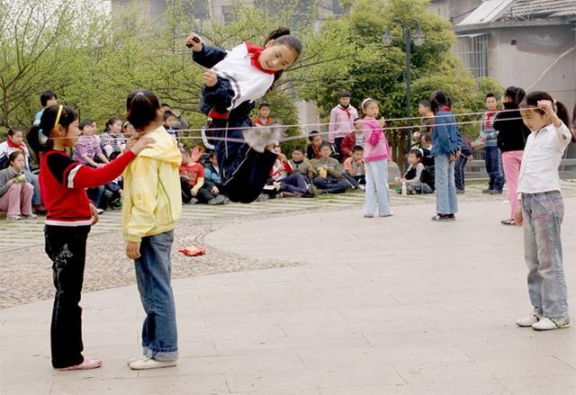當代中國-飛凡香港-紅綠燈拍公仔紙跳橡筋繩那些年你玩過的童年遊戲