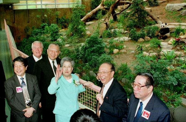 1999年5月，時任國務委員吳儀（左四）抵港為熊貓館剪綵，在香港回歸後首任行政長官董建華（左三）陪同下，參觀「安安」和「佳佳」的新居。（圖片來源：政府新聞處）
