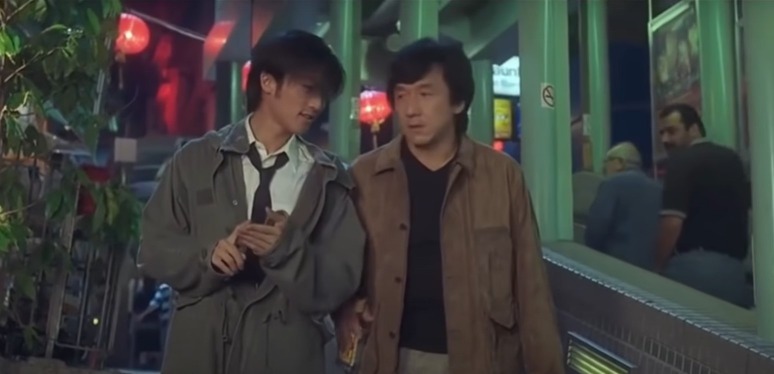 電影《新警察故事》,謝霆鋒和成龍在中環半山扶手電梯旁邊步行下山。(網上截圖) 電影《新警察故事》,謝霆鋒和成龍在中環半山扶手電梯旁邊步行下山。(網上截圖)