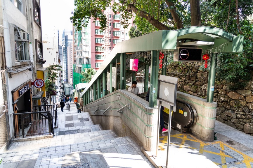 最初港英政府打算以私人機構營運中環半山扶手電梯,並擬向行人收費,惟因系統牽涉面積廣、出入口多,難以管理,最終擱置計劃。90年代,電梯每日使用量約30,000人次,及至2015年曾創下每日85,000人次使用的紀錄。(圖片來源:Shutterstock) 最初港英政府打算以私人機構營運中環半山扶手電梯,並擬向行人收費,惟因系統牽涉面積廣、出入口多,難以管理,最終擱置計劃。90年代,電梯每日使用量約30,000人次,及至2015年曾創下每日85,000人次使用的紀錄。(圖片來源:Shutterstock)