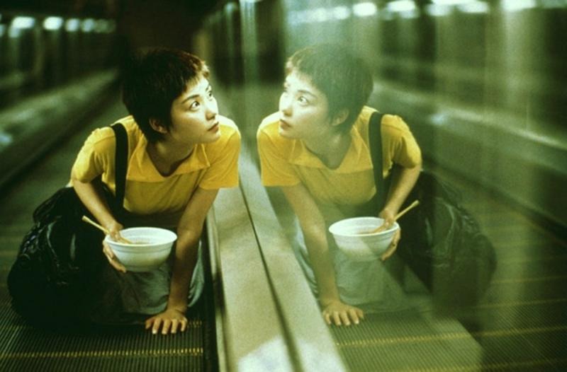 電影《重慶森林》中，飾演快餐店職員的王菲經常蹲在中環半山扶手電梯上，偷看梁朝偉的家。（網上圖片）
