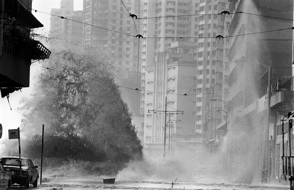 1983年颱風「愛倫」吹襲下，港島西區的巨浪沖上岸邊的馬路。（圖片來源：南華早報）