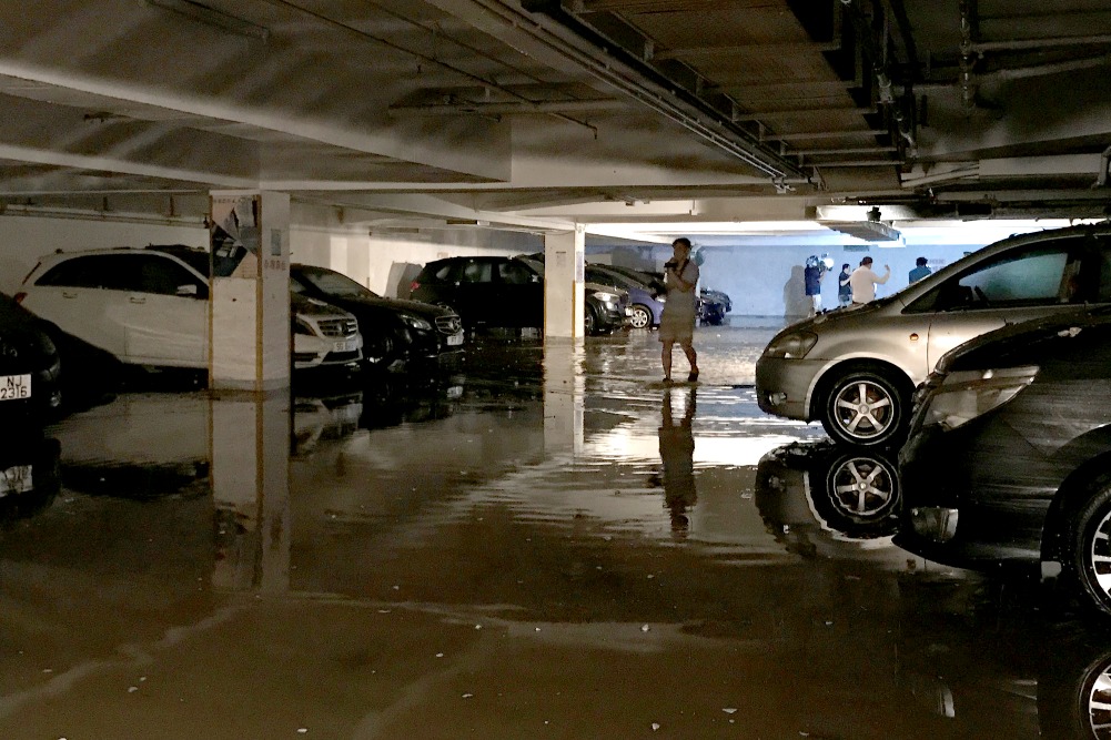 颱風「天鴿」令杏花邨地庫停車場水浸，多輛私家車遭沒頂。（圖片來源：Getty）