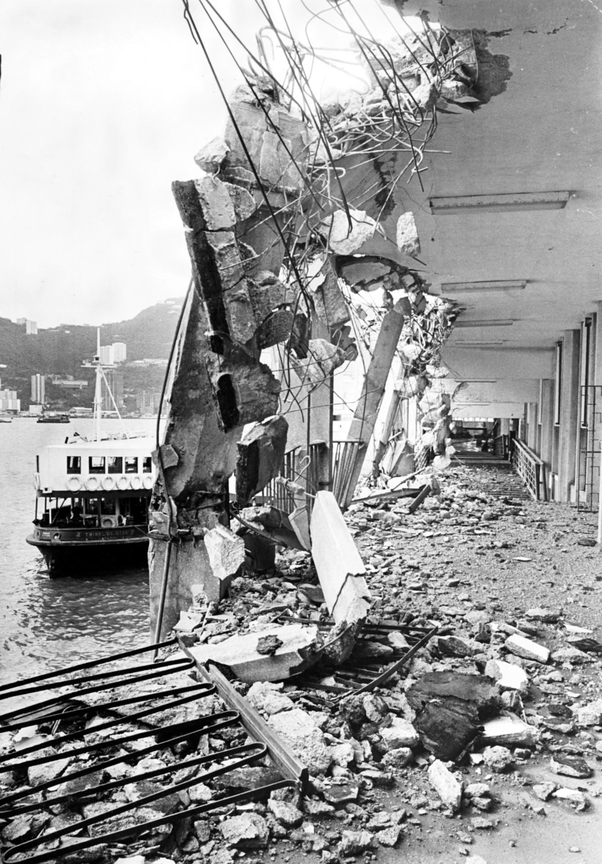 1979年颱風「荷貝」對尖沙咀天星碼頭造成嚴重損毀，鋼根外露。（圖片來源：南華早報）