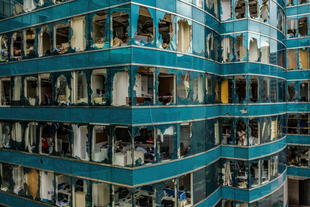 2018年颱風「山竹」吹毀紅磡海濱廣場二期多塊玻璃窗，令大廈「千瘡百孔」。（圖片來源：Getty）