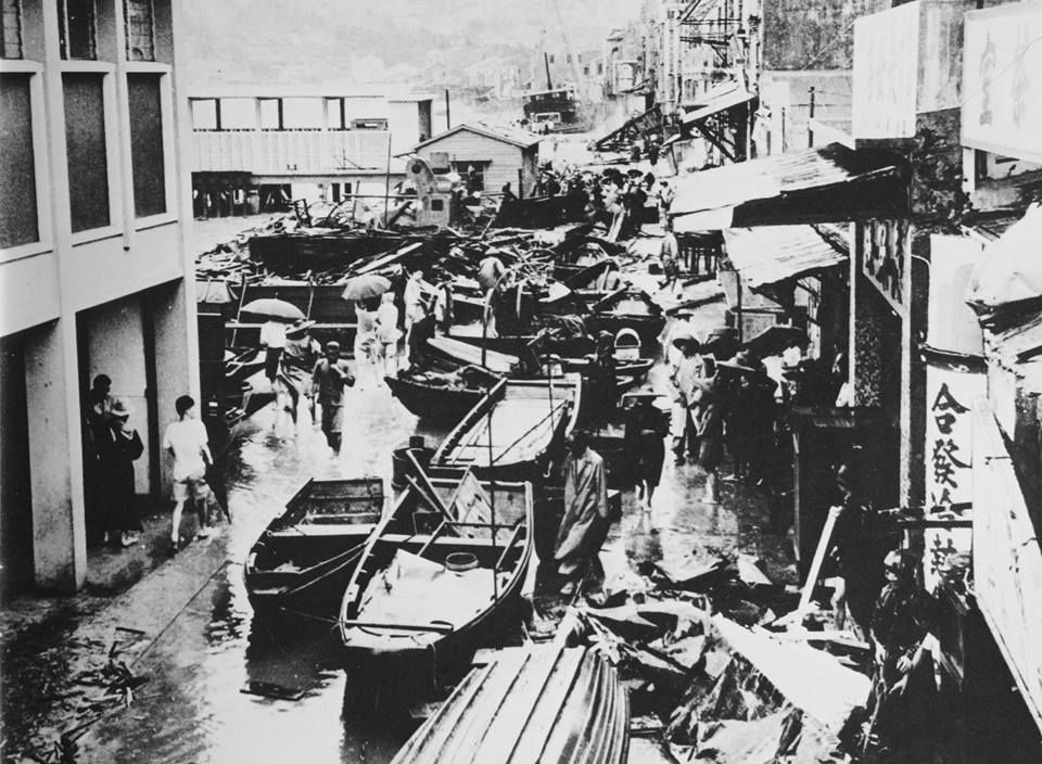 1960年颱風「瑪麗」正面吹襲長洲和赤柱，兩區的受災人數均超過1,000人。長洲有多艘船艇被吹上岸。（網上圖片）
