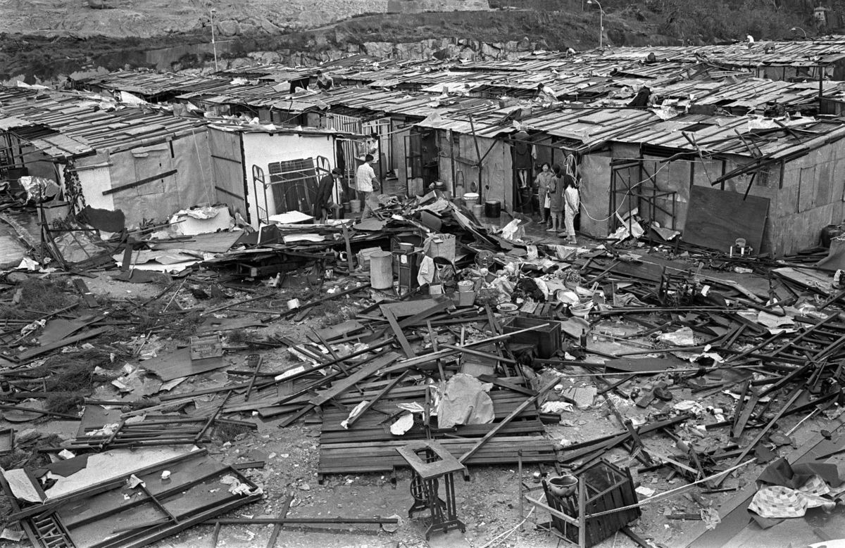 鯉魚門三家村成為「露絲」吹襲的重災區，木屋、鐵皮屋被風暴吹至破爛不堪，家具散落一地，很多人無家可歸。（圖片來源：南華早報）