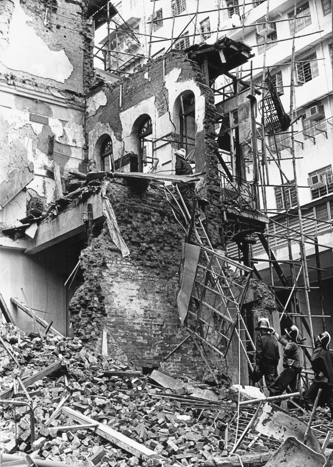 1971年，中環德己立街一棟建築物被颱風「露絲」吹襲後損毀壞嚴重。（圖片來源：Getty）