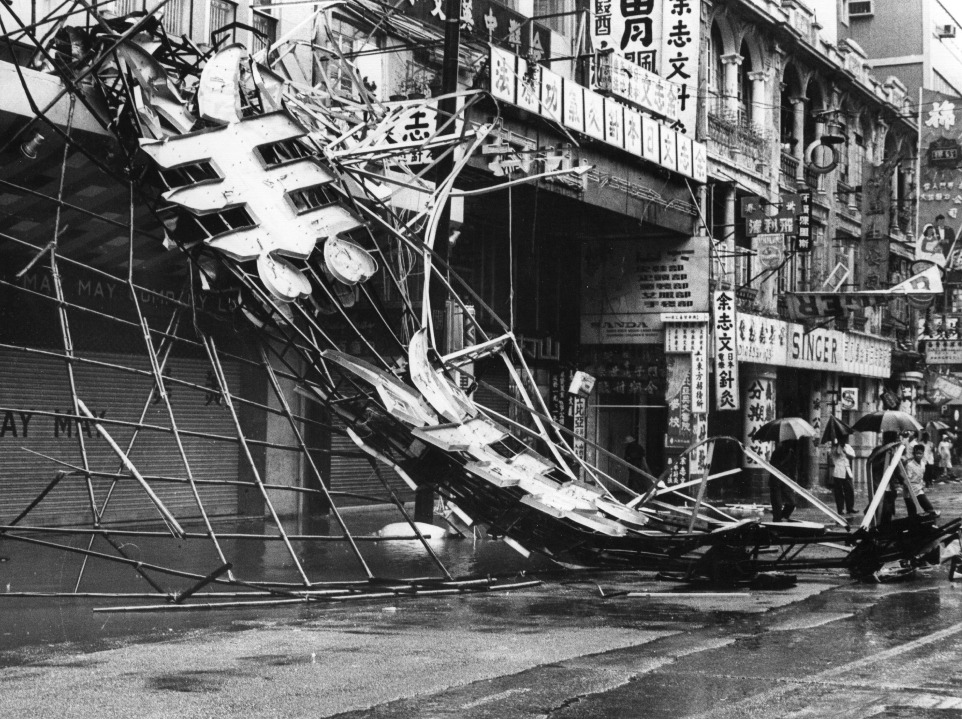 颱風「露比」不但令港九新界大量房屋被吹毀，在市區亦造成嚴重破壞。圖片攝於彌敦道，有廣告招牌抵受不住「露比」的風力而倒塌。（圖片來源：Getty）