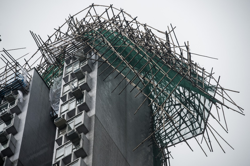 2012年的颱風「韋森特」令本港最少有138人受傷，約 8,800 棵樹木倒塌，多處有危險招牌或棚架。（圖片來源：Getty）
