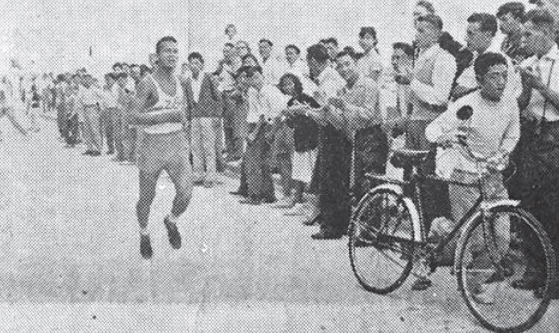 二戰後，田徑總會為鼓勵馬路長跑，在5、60年代在九龍城舉辦了全長約16公里的「十英里長跑」。圖為第四屆冠軍、香港知名跑手陳景賢。（圖片來源：《香港馬拉松的足蹤》／華僑日報）