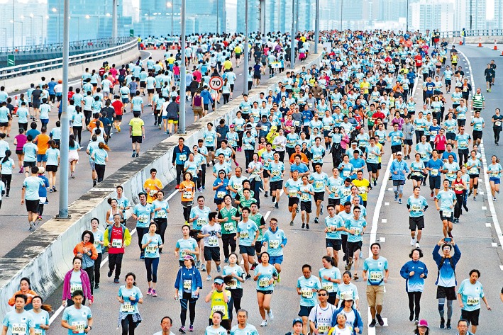 新冠疫情前，渣打香港馬拉松的報名人數屢創新高，2017及2018年均有74,000人報名。（網上圖片）