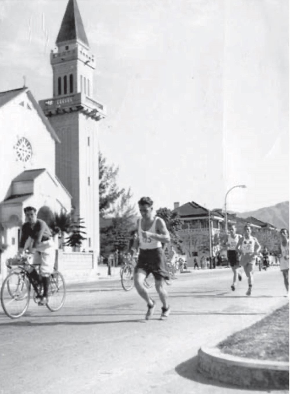 圖片攝於1949年的元旦國際長途賽跑，冠軍選手紐文正途經太子道聖德肋撒堂。（圖片來源：《香港馬拉松的足蹤》）