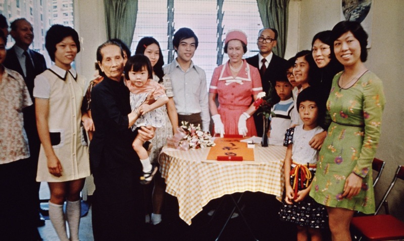 英女王伊利沙伯二世是歷史上第一位到訪香港的英國君主，作風親民的她當時到了剛落成的何文田愛民邨，與基層市民的家作客。（網上圖片）