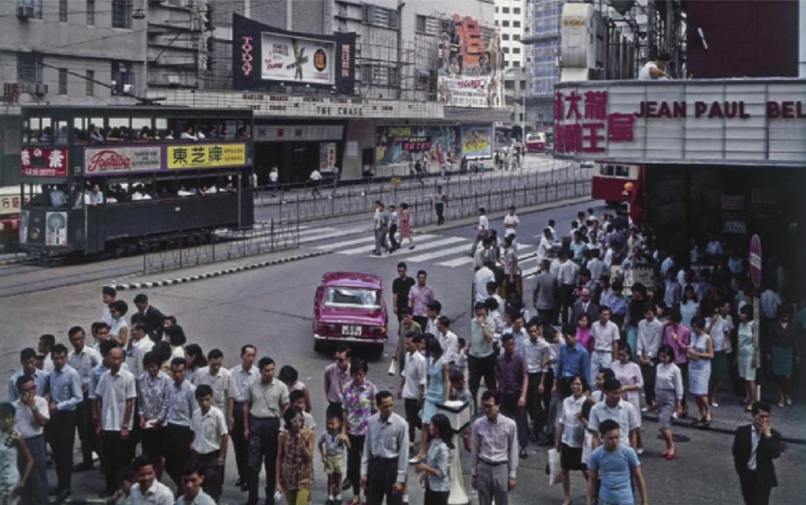 圖片攝於1968年怡和街，右邊的豪華戲院和對面的樂聲戲院，是當年糖街大家樂的主要客源。（圖片來源：《香港人的大食堂：再創嚐樂新世紀》／政府新聞處）