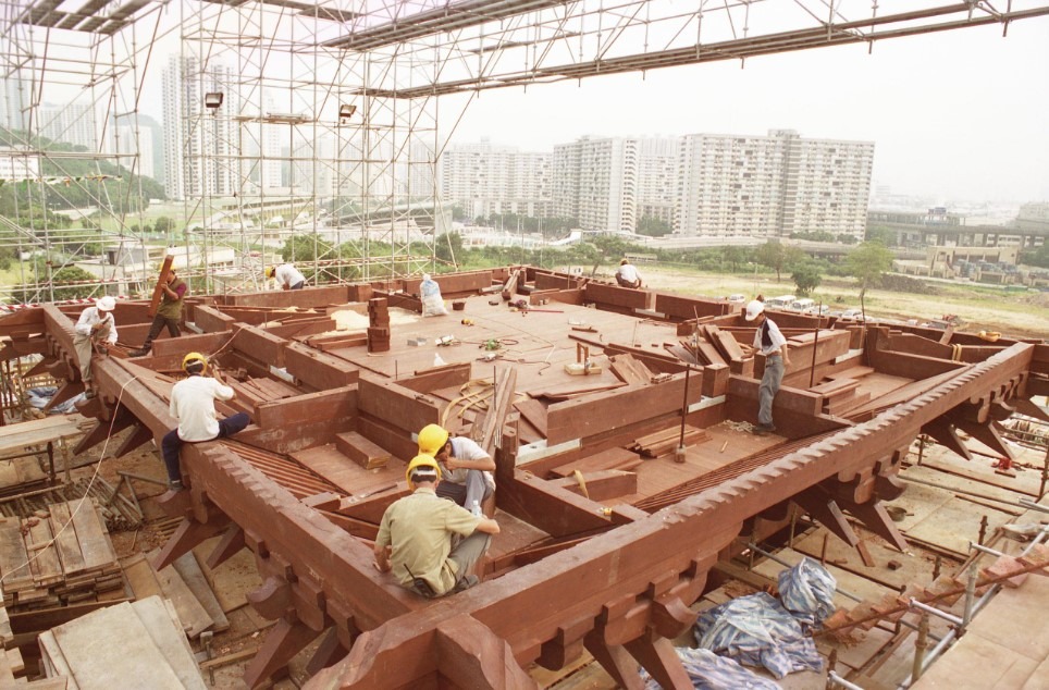 志蓮淨苑是全球最大手造木構建築群，全由檜木建造，屬於仿唐式寺廟建築，圖為寺廟重建時的情況。（圖片來源：志蓮淨苑官網）