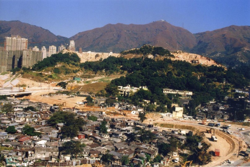 鑽石山自40年代起已是香港重要石礦場,取名「鑽石山」,不是因為這裏盛產名貴鑽石,而是這裏的鑽山取石工程而得名。(圖片來源:志蓮淨苑官網) 鑽石山自40年代起已是香港重要石礦場,取名「鑽石山」,不是因為這裏盛產名貴鑽石,而是這裏的鑽山取石工程而得名。(圖片來源:志蓮淨苑官網)