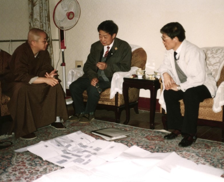 中國文物研究所(後改稱中國文化遺產研究院)的前所長羅哲文(中)及前副所長黃克忠(右)向志蓮淨苑的大師分享有關中國古建木結構的學問。(圖片來源:志蓮淨苑) 中國文物研究所(後改稱中國文化遺產研究院)的前所長羅哲文(中)及前副所長黃克忠(右)向志蓮淨苑的大師分享有關中國古建木結構的學問。(圖片來源:志蓮淨苑)