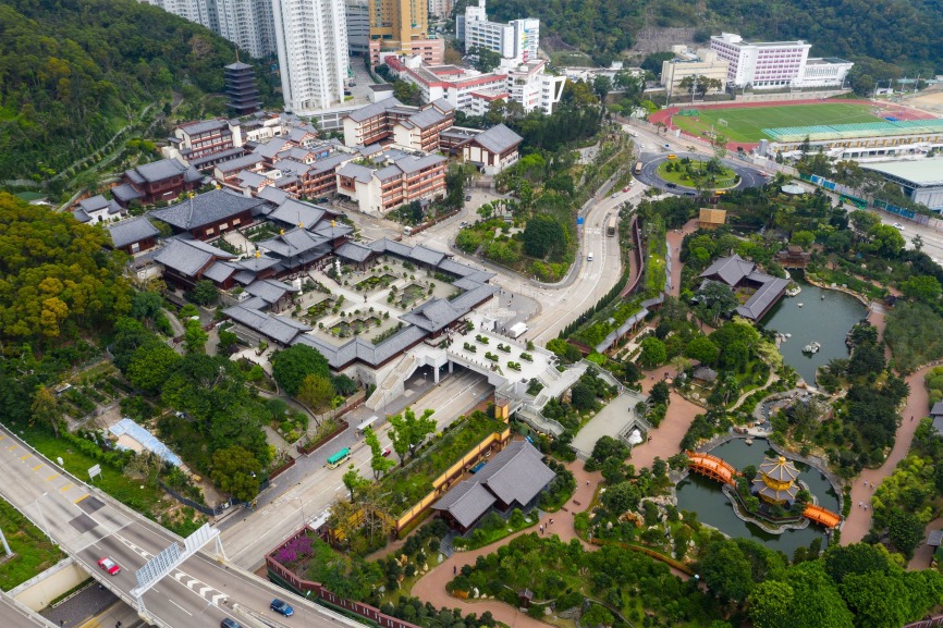 志蓮淨苑的重建工程由建築師香灼璣領導,他是前特首曾蔭權的表哥,也是抗日名將香翰屏的兒子,負責過的建築項目包括上海揚子江酒店、廣東光孝寺、羗山觀音寺等。(圖片來源:Shutterstock) 志蓮淨苑的重建工程由建築師香灼璣領導,他是前特首曾蔭權的表哥,也是抗日名將香翰屏的兒子,負責過的建築項目包括上海揚子江酒店、廣東光孝寺、羗山觀音寺等。(圖片來源:Shutterstock)