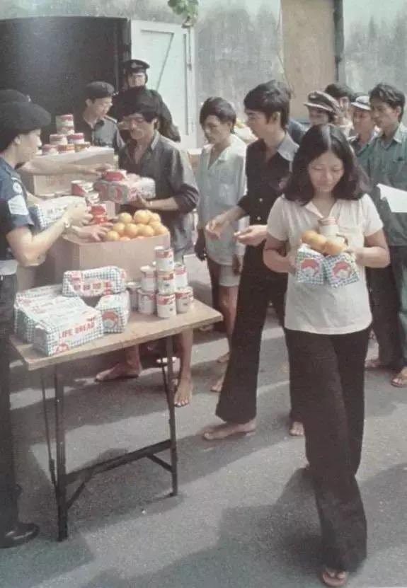 1970年代香港經歷多次天災，港英政府向市民派發嘉頓麵包、煉奶及水果等物資賑災。（網上圖片）