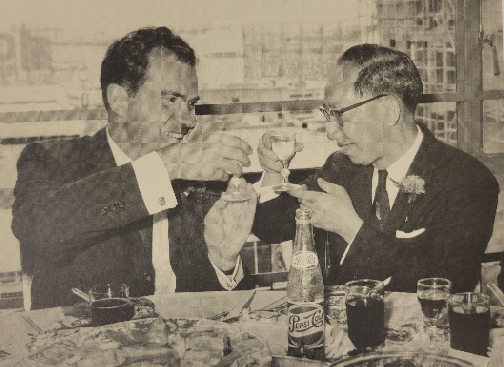 維他奶不但代理過綠寶汽水，亦擔任過百事可樂的香港代理。圖片攝於1964年，尼克遜（左）剛卸任美國副總統，當起百事的法律顧問，訪港期間與羅桂祥會面。他後來在1969年當選美國總統，1972年訪華改善中美關係。（圖片來源：《厚生與創業：維他奶50年》）