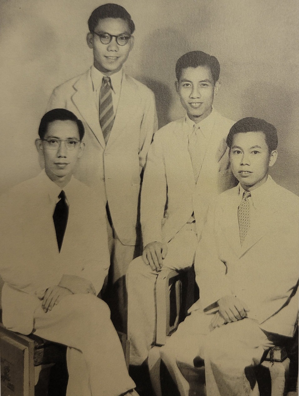 羅桂祥家族出了多位企業家，先是羅桂祥（左一）自己在1940年創辦了維他奶，而他的弟弟羅騰祥（左二）及羅芳祥（左三），後來亦分別創辦大家樂及大快活。（圖片來源：《厚生與創業：維他奶50年》）