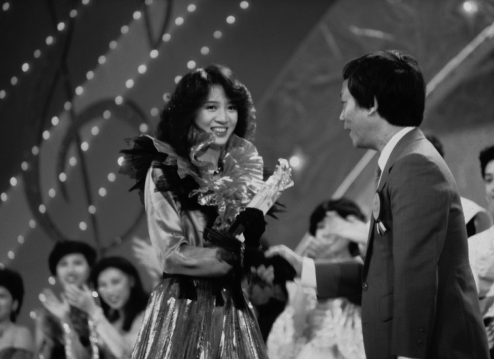 1982年7月18日，18歲的梅艷芳憑一曲《風的季節》，奪得首屆新秀歌唱大賽冠軍，讓這位寂寂無名的少女一夜爆紅。（網上圖片）