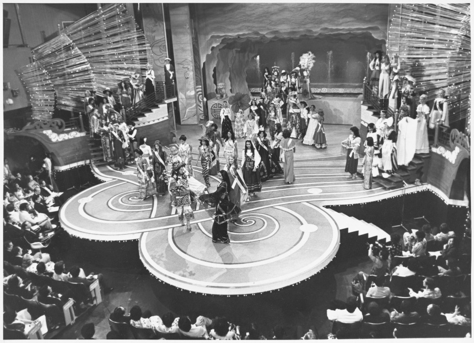 1976年的《環球小姐選舉》在利舞臺舉行，吸引逾75個國家和地區的佳麗參賽，節目透過人造衛星於全球播出。（圖片來源：Getty）