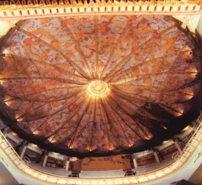 利舞臺戲院穹頂有九條金龍。（圖片來源：《商城故事:銅鑼灣百年變遷》）