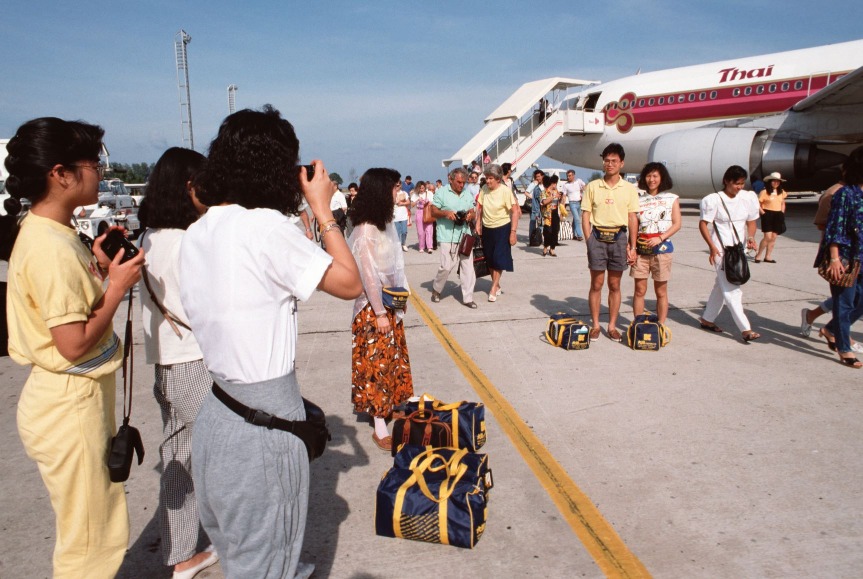 1980年代開始外遊愈見普及，圖片攝於1989年，一個香港旅行團剛抵達泰國機場。（圖片來源：Getty）