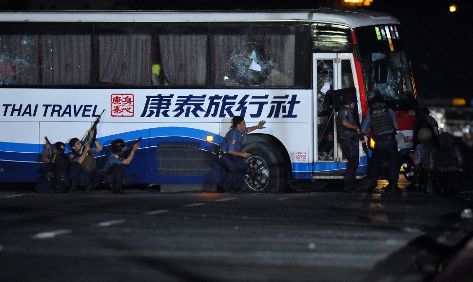 2010年8月23日是發生菲律賓人質事件，香港旅遊業黑暗一天。康泰一個馬尼拉4天旅行團，被當地一名前警官門多薩挾持旅遊巴12小時，期間門多薩與警員爆發槍戰，最終門多薩被擊斃。事件導致8名香港人死亡、7名團友受傷，包括殉職的康泰領隊謝廷駿。（圖片來源：Getty）