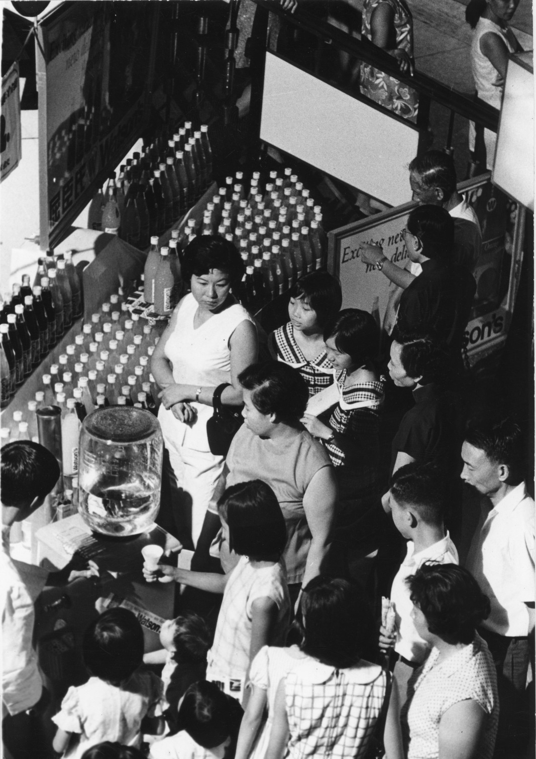 香港大丸在1969年與屈臣氏合辦贈飲活動 香港大丸在1969年與屈臣氏合辦贈飲活動