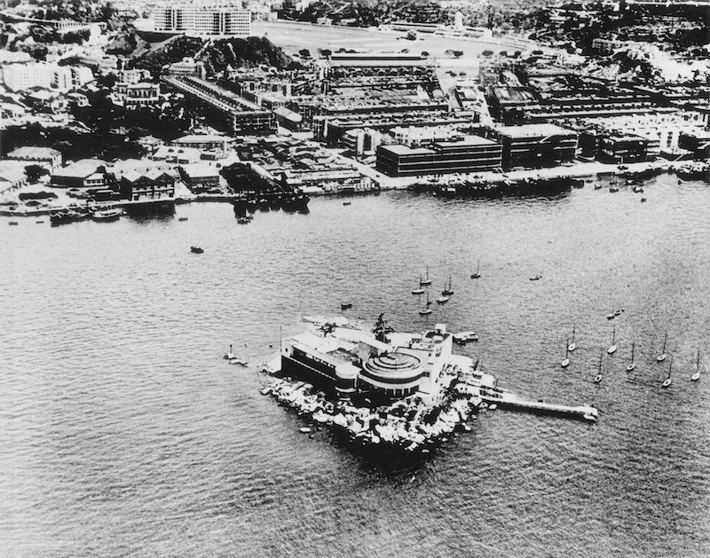 根據《2014香港灣仔奇力島皇家遊艇會部分建築擴建工程考古調查報告》，奇力島面積從東到西大約150米，從南到北約135米。圖片攝於1950年代銅鑼灣填海工程之前，島上已建有香港遊艇俱會的大樓。（網上圖片）