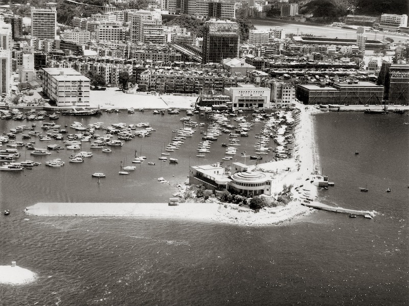 1950年代銅鑼灣填海，舊避風塘被填平，興建成維多利亞公園，奇力島與銅鑼灣之間多了一條相連的海堤，根據舊報章引述，市民能從波斯富街直達島上。（網上圖片）