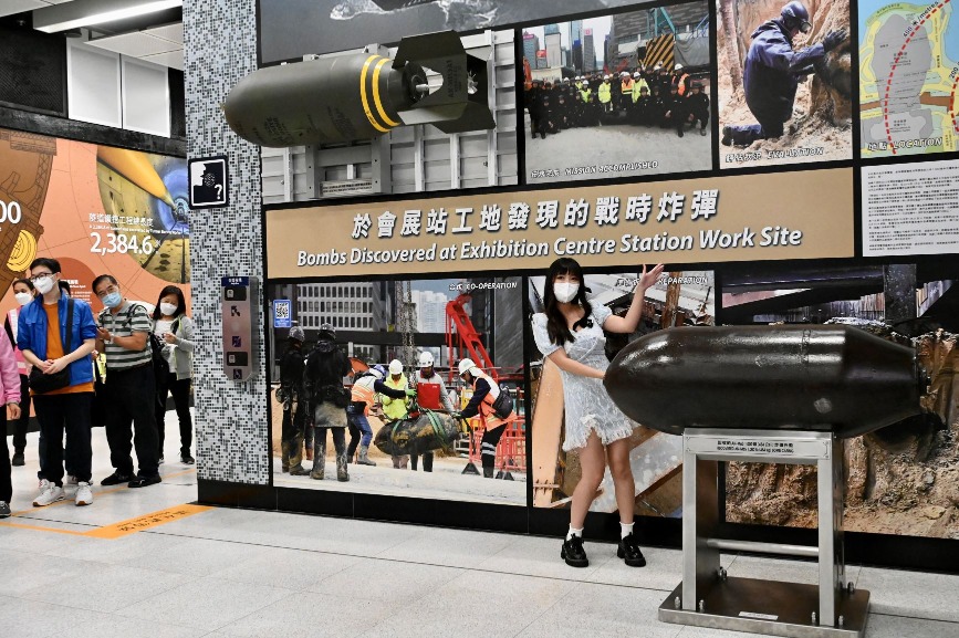 現時會展站的月台不但設有歷史圖片展，讓市民重溫東鐵線百年歷史，還展出一枚於建站時發掘出來的戰時炸彈殼。（圖片來源：Getty）