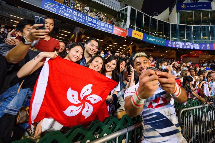 受惠防疫政策「鬆綁」，11月4至6日入場觀看香港國際7人欖球賽的觀眾，可以在場內除下口罩飲用飲品及進食。（圖片來源：Hong Kong Sevens facebook專頁）